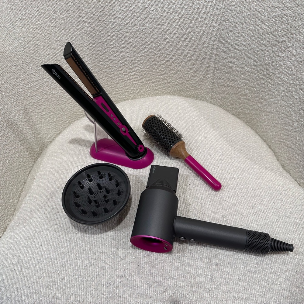 Like new Dyson Pink and Black Action Figures Playset